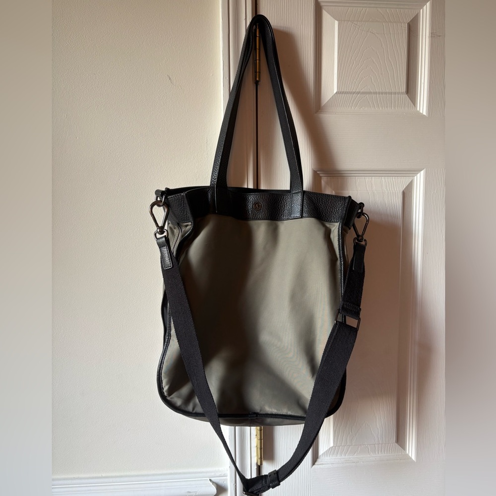 EUC HUGE Lululemon Now & Always Tote Laptop BagTHE BIG ONE LEATHER & NYLON EUC - Picture 8 of 17